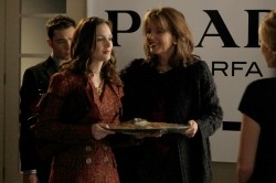 Blair apporte un plat